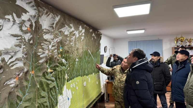 Главе казахстанского МЧС показали новое оборудование для профилактики снежных лавин