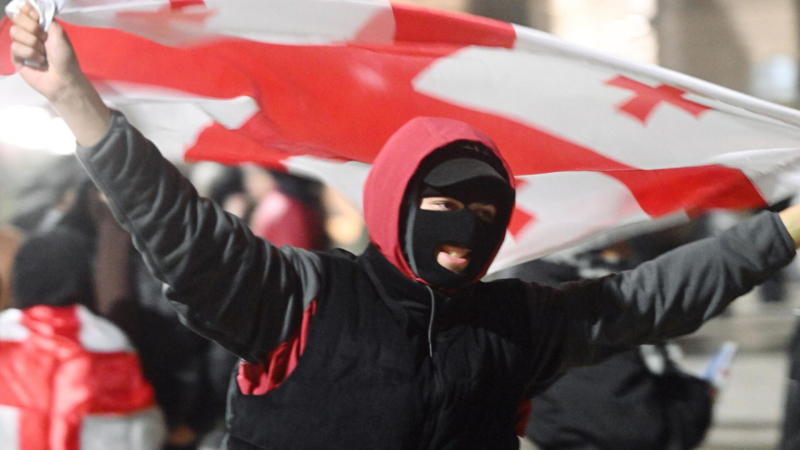 В Грузии приняли закон, запрещающий носить маски на митингах