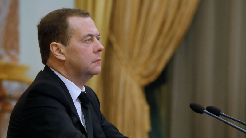 Запад разрушает власти других стран чужими руками, заявил Медведев